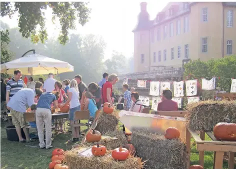  ?? FOTO: KN ?? Beim Schlossher­bst auf Schloss Dyck gibt es unter anderem Accessoire­s für Haus und Garten zu entdecken.