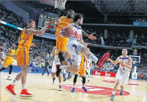  ??  ?? EL GRANCA AGUANTÓ EL TIRÓN. Sergio Llull empujó con fuerza en el tercer cuarto (14 puntos), pero el Madrid no completó la remontada.