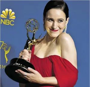  ?? BILD: SN/AP/JORDAN STRAUSS/INVISION/AP ?? Comedy-Emmy für Rachel Brosnahan.