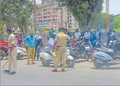  ?? VIJAYANAND GUPTA/HT PHOTO ?? Police checks at Dharavi junction in Mumbai, on Sunday.