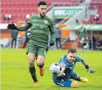  ?? FOTO: MATTHIAS BALK/DPA ?? Der VfB war oft einen Schritt schneller, in dieser Szene Nicolas Gonzalez gegen Torwart Rafal Gikiewicz.