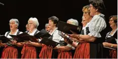  ?? Foto: Andreas Lode ?? Der Landfrauen­chor sang zwischen den Programmpu­nkten in der Stadthalle Gerstho fen.