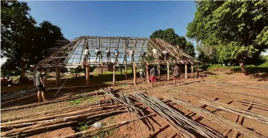  ?? Yanama Kuikuro/Arquivo pessoal ?? Construção de casa para quarentena na aldeia Ipatse, dos Kuikuro, no Alto Xingu