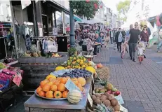  ?? RP-FOTO: LAMMERTZ ?? Bei schönstem Wetter war der Zuspruch zum Uerdinger Herbstfest gestern bestens.