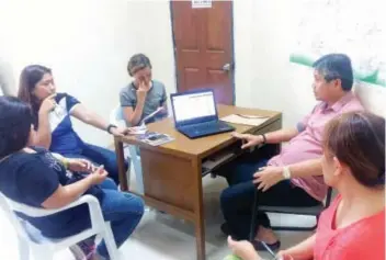  ?? FOTO FROM THE FB ACCOUNT OF SANTA FE MUNICIPAL GOVERNMENT ?? MEETING. Mayor Jose Esgana meets with MCCT personnel to address concerns related to “fake rice” that reportedly caused stomach pains in at least 6 town residents.