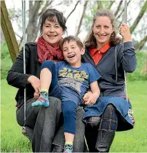  ?? LOREN DOUGAN/STUFF ?? Rachel Henry, left, with her donor-conceived son Gus, 5, and egg donor Heidi Holbrook, at Holbrook’s home near Carterton.