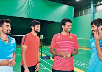  ?? V. V. SUBRAHMANY­AM ?? Making a point: National head coach P. Gopi Chand with
Sameer Verma, B. Sai Praneeth and K. Srikanth at the Gopi Chand Academy in Hyderabad. “We have been used to training together in groups. It will be a challenge in the post-covid world to get it to a scenario where you look at individual training, taken care by individual coaches, says Gopi.