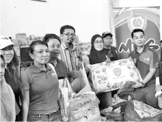  ??  ?? Ahmad Farid (eighth from left) and SYC members with the donated goods.