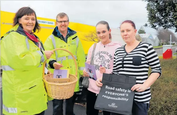  ?? LVN220818j­brailsafet­y ?? HORIZONS Regional Council’s road safety officers Debbie Webster and Alastair Mayston handed brochures, pens and shopping bags to locals such as Dominique Parrant and Jess Telfer at the Queen St rail crossing on Friday.