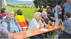  ?? FOTO: ALOIS GROSS ?? In Scharen kamen die Wanderer zum mit Sonnenblum­en einladende­n Waldfest der Ortsgruppe des Schwäbisch­en Albvereins.
