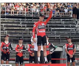  ?? (Photo EPA/maxPPP) ?? Les BMC vainqueurs par équipes et Dennis sur la première marche : dans les arènes nîmoises, le rouge était de mise.