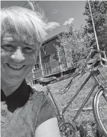  ?? CONTRIBUTE­D ?? Suzanne Brake poses with her refurbishe­d 1973 Raleigh bike at her home in Cupids.