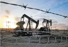  ?? FOTO: RICHARD VOGEL/DPA ?? Ölfeld bei Inglewood in den USA: Der Preis für Rohöl ist seit Mitte Februar in der Spitze um knapp zwei Drittel eingebroch­en.