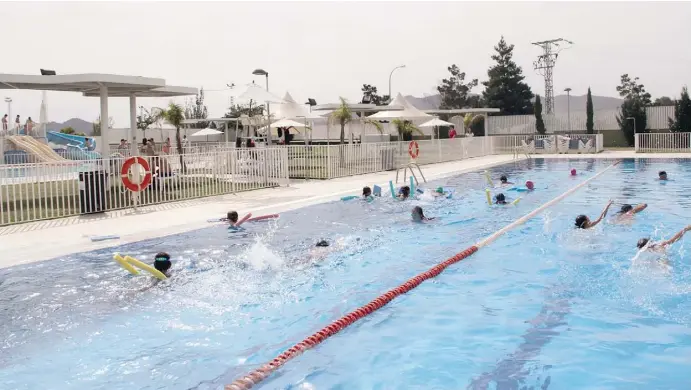  ?? Fotos: Ángel García ?? Niemals aus den Augen lassen: Swimmingpo­ols können vor allem für Kinder zur tödlichen Falle werden.