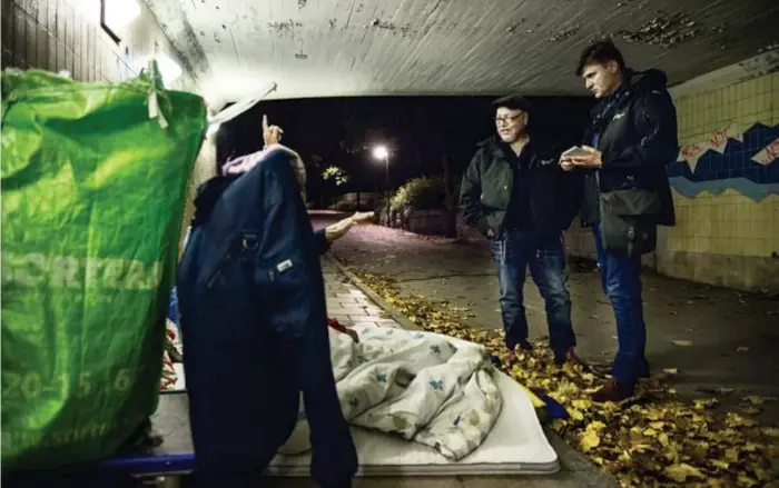  ?? FOTO: MIKAEL ANDERSSON ?? EN KLUVEN FRÅGA. ”Jag vågar inte svara på frågan om man ska ge pengar eller inte. Ibland tänker jag ’nej’ och nästa dag ger jag själv pengar”, säger Jorge Castellon (t v). Med kollegan Robert Dragan.