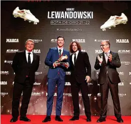  ?? ?? Robert Lewandowsk­i acompañado de Joan Laporta, presidente del Barça; Carles Puyol, exjugador del club, y Juan Ignacio Gallardo, director de ‘Marca’.