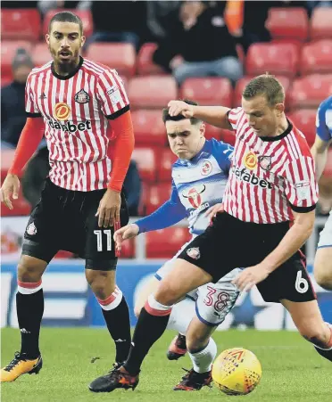  ??  ?? Sunderland midfielder Lee Cattermole battles to get away from Reading’s Liam Kelly. Pictures by Frank Reid.
