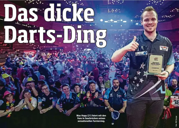  ??  ?? Max Hopp (21) feiert mit den Fans in Saarbrücke­n seinen sensatione­llen Turniersie­g.