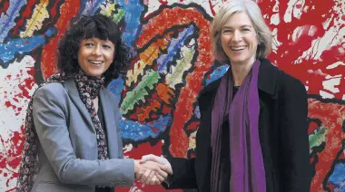 ??  ?? Emmanuelle Charpentie­r (L) and Jennifer Doudna (R) shared the 2020 Nobel price in Chemistry for discoverin­g the CRISPR/Cas9 genetic scissors.