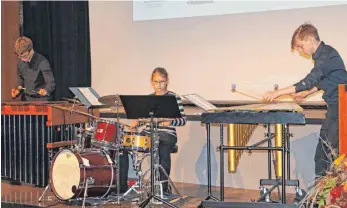  ??  ?? Das Percussion-Trio aus dem Allgäu im Einsatz (links). Improvisat­ionstheate­r auf höchstem Niveau bietet eine Theatergru­ppe aus Tübingen (rechts).