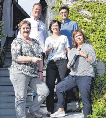  ?? FOTO: BW ?? Die Organisato­ren für das erste Sommerkonz­ert im Hof des Bischofsch­losses (von links): Brigitte Waldenmaie­r, Marcus Hagner, Barbara Raeder, Hubert Gutemann und Sylvia Westermann warten auf die Gäste.