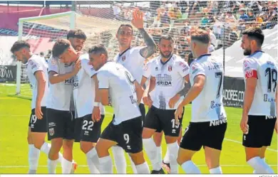  ?? MÉRIDA AD ?? El Mérida festeja uno de sus goles la pasada jornada.