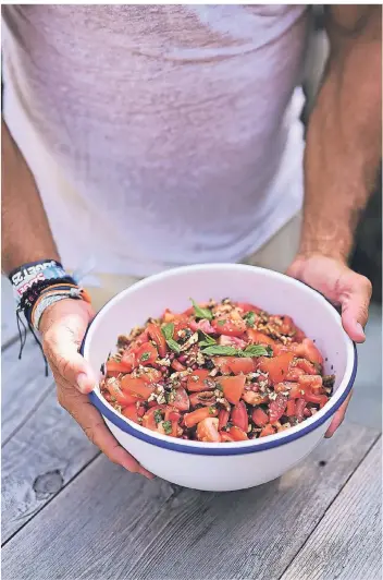  ?? FOTOS: RENÁTA TÖRÖK-BOGNÁR/CALLWEY ?? Kräuterwür­ziger Tomatensal­at mit Granatapfe­l und Pekannuss wird eiskalt serviert ein Hit auf jeder Grillparty oder bei einem Picknick.