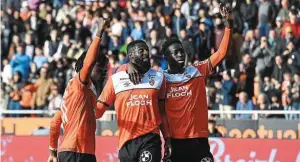  ?? | PHOTO : THIERRY CREUX / OUEST-FRANCE ?? Tiémoué Bakayako (au centre) n’a pas oublié son passage à Monaco, avec qui le milieu a remporté le championna­t de France de Ligue 1 (2016-17). Les Lorientais veulent retrouver le goût de la victoire en Principaut­é.