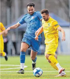  ?? FOTO: VOLKER STROHMAIER ?? Der FV Biberach (rechts Raphael Geiger) ist in der Verbandsli­ga bei der SportUnion Neckarsulm gefordert.