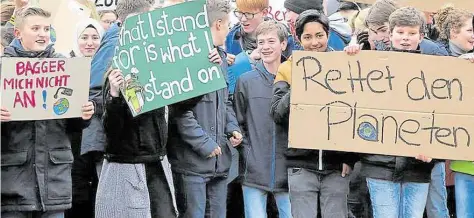  ?? B=LD: L BBE ?? So ist das Bild derzeit oft in vielen Städten: Zahlreiche Schüler ;eteiligen sich an der Schüler- und Studenteni­nitiative „Fridays for Future“nach dem Vor;ild der Aktivistin &lt;reta Thun;erg.