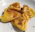  ??  ?? Tortelli di zucca con coulis di canocchie e cumino tostato