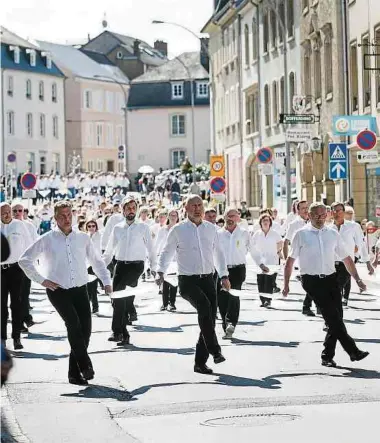  ?? Foto: Lex Kleren/lw-archiv ?? 2019 war es noch möglich, in diesem Jahr muss das traditione­lle Springen in Echternach ausfallen. Veranstalt­er und Gläubige freuen sich jetzt auf 2021.