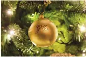  ??  ?? We Love the Idea: le bomboniere, in perfetto clima natalizio, erano palle per l’albero siglate con le iniziali GM, in corsivo e unite tra di loro. «Adoriamo il Natale, ma abbiamo fatto attenzione a non trasformar­e il tutto in un Christmas party».