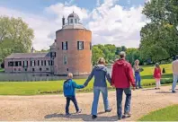  ?? FOTO: NBTC ?? Das Schloss Ruurlo ist untrennbar mit der Adelsfamil­ie Van Heeckeren verbunden. Heute beherbergt es ein Museum.