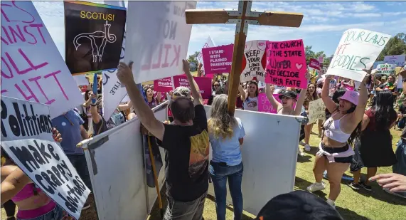 ?? ORANGE COUNTY REGISTER ?? CLASH IN CALIF.: Some of the thousands of people attending the Bans Off Abortion rally confront anti-abortion protesters following the event at Centennial Park in Santa Ana, Calif., on Saturday.