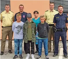  ?? Foto: Polizeiprä­sidium Schwaben Nord ?? Drei Buben haben gemeinsam mit einem Paar in Meitingen einen Ladendieb ge schnappt. Die Polizei bedankte sich bei ihnen.