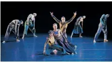  ?? FOTO: KAUFHOLD/SST ?? Im Stück „(T)räume“verweben die Tänzerinne­n und Tänzer Erlebtes und Erträumtes in surrealen Räumen zu einer tänzerisch­en Traumwelt.
