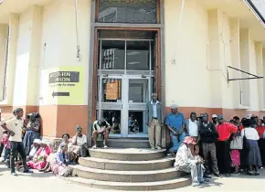  ?? Picture: REUTERS ?? TIGHT MONEY: People queue to withdraw cash from a bank in Harare. Zimbabwean banks are trying to limit spending by relatively wealthy customers who travel abroad