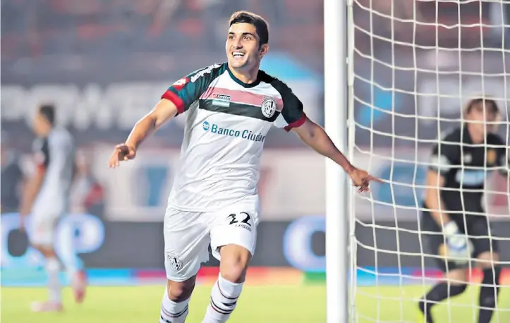  ?? CARLOS SARRAF ?? Dos goles en cinco minutos. Nicolás Blandi reemplazó a Ignacio Piatti y 14 minutos después consiguió el empate. Luego, festejó el triunfo, como muestra la imagen, con una sonrisa./