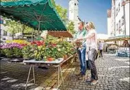  ?? Foto: djd/Tourist-Info Weiden i. d. OPf./Thomas Kujat ?? Hinter dem Alten Rathaus lockt der Bauernmark­t mit regionalen Spezialitä­ten.