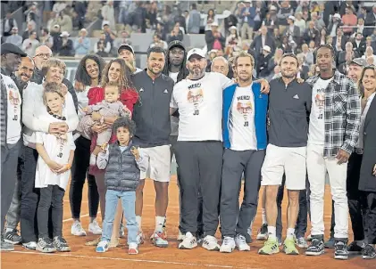  ?? EFE ?? Gracias, Jo. Familiares, amigos y tenistas franceses, junto a Tsonga sobre el polvo de ladrillo parisino.