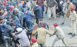  ?? BHARAT BHUSHAN/HT ?? • Cops using batons to stop protesting teachers near chief minister Capt Amarinder Singh’s residence in Patiala on Sunday and (below) a protester injured in the police action.