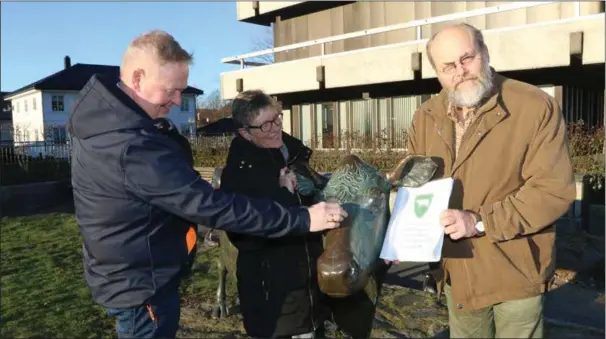  ??  ?? De klapper på kua utenfor Rådhuset i Lyngdal, ordførerne Jan Kristensen og Reidun Bakken, men begge ble nok overrasket da Senterpart­iets Ådne Fardal Klev overlevert­e 1250 underskrif­ter for å beholde Lyngdalsku­a som kommunevåp­en.