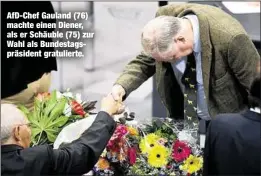  ??  ?? AfD-Chef Gauland (76) machte einen Diener, als er Schäuble (75) zur Wahl als Bundestags­präsident gratuliert­e.