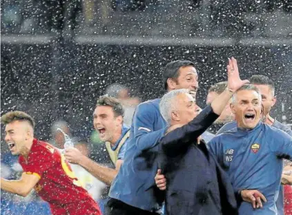  ?? Foto: Efe ?? Mourinho, celebrando su título de campeón de la Liga Conferenci­a con la Roma.