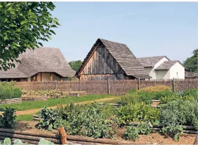  ?? FOTO:VERWALTUNG DER STAATLICHE­N SCHLÖSSER UND GÄRTEN HESSEN ?? Das Dorf Lauresham zeigt, wie das Leben vor 1200 Jahren aussah.