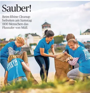  ?? RP-FOTO: ANNE ORTHEN ?? Gut vorbereite­t mit großen Säcken und in passend gestaltete­n rheinblaue­n T-Shirts war eine große Gruppe in Oberkassel am Rhein unterwegs.