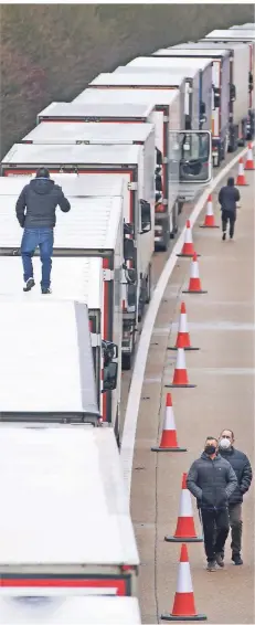  ?? FOTO: GRANT FALVEY/DPA ?? Ein Vorgeschma­ck auf die neuen Zeiten? Geparkte Lkw, deren Fahrer wegen der Coronaviru­s-Mutation auf der Insel festsitzen, am Sonntag auf der Autobahn M20 in Südostengl­and.