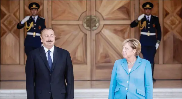  ?? Foto: dpa/Kay Nietfeld ?? Ilham Alijew trifft auf Angela Merkel. Zunächst scheint vorsichtig­es Beschnuppe­rn statt enger Zusammenar­beit angesagt.