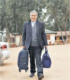  ??  ?? ► El obispo de Osorno, Juan Barros Madrid, llegando ayer a la asamblea de la Cech.